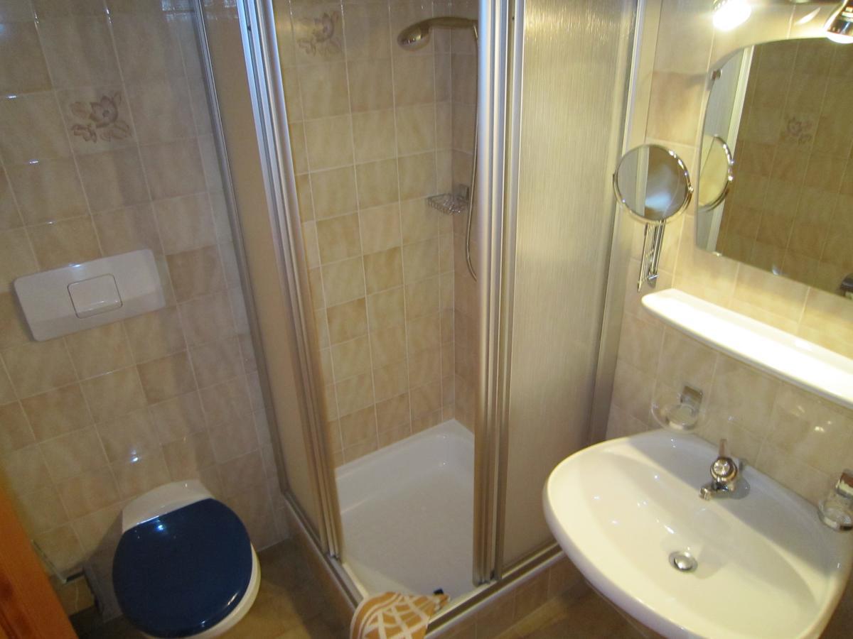 Aparthotel Garni Haus Hubertus Malles Venosta Bagian luar foto
